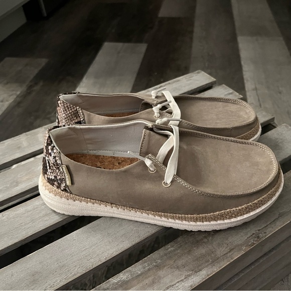 HEY DUDE Casual Tan Loafers w/snakeskin print - NWT - Picture 5 of 8